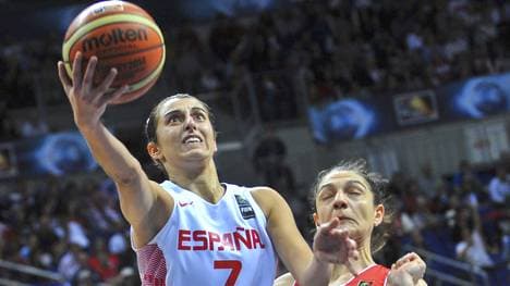 Alba Torrens (l.) geht an den Korb