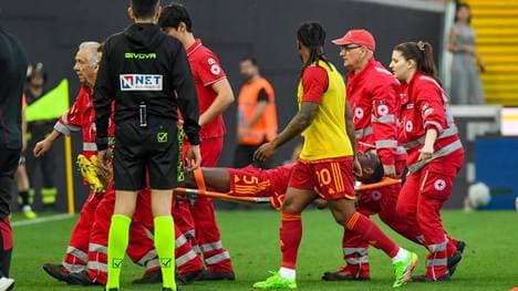 Evan Ndicka wird mit einer Trage abtransportiert