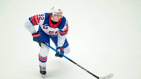 Logan Cooley führt den Puck übers Eis