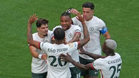 Torschütze João Pedro lässt sich feiern