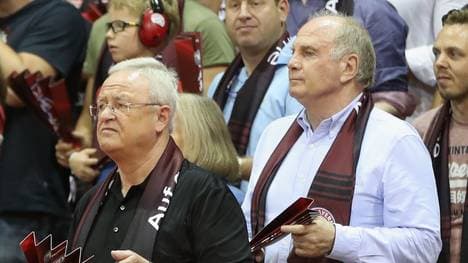 Uli Hoeneß (r.) ist bei den meisten Heimspielen der Bayern-Basketballer vor Ort