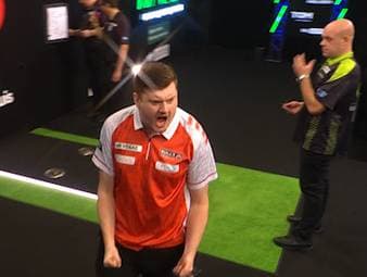 Niko Springer sorgt beim Grand Slam of Darts für den nächsten Coup! Der Deutsche beweist Nerven aus Stahl gegen Michael van Gerwen und zieht ins Achtelfinale ein.