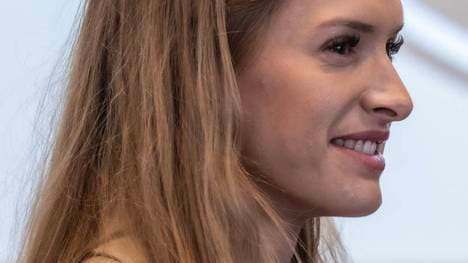 Nina Baltromei hat als erste Frau im Sattel das deutsche Galopp-Derby gewonnen