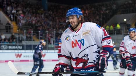 Markus Eisenschmid ist deutscher Nationalspieler im Trikot der Adler Mannheim