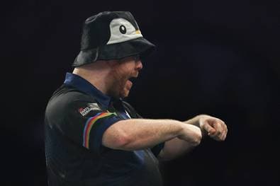 Der Mann unter dem Pinguin-Fischerhut