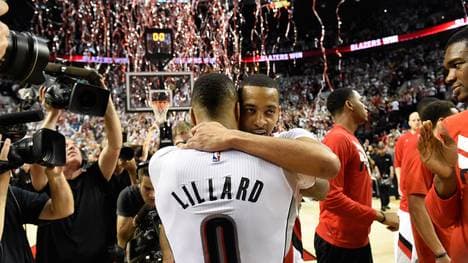 Damian Lillard und C.J. McCollum freuen sich über den Einzug in die zweite Runde