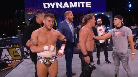 Sammy Guevara (r.) verließ wegen MJF (2.v.l.) bei AEW Dynamite den Inner Circle