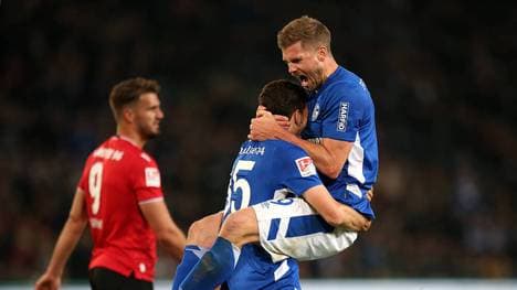 Schalkes Torjäger Simon Terodde feiert Marcin Kaminski