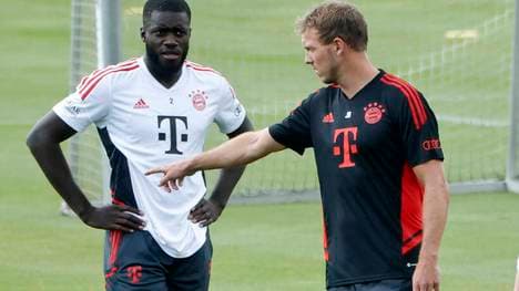 Dayot Upamecano (FC Bayern München) und Trainer Julian Nagelsmann  im Training an der Säbener Straße