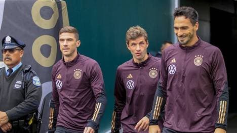 Robin Gosens (l.) möchte Thomas Müller nach Italien locken