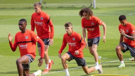 Fabio Blanco (2.v.r.) fällt bei den Frankfurtern durch seine Mähne auf