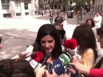 Carla Vall, Anwältin von Weltmeisterin Jennifer Hermoso, gab an, dass der Kuss von Luis Rubiales ohne Zustimmung passiert sei. Nach dem Gerichtstermin in Madrid nahm die Juristin Stellung.