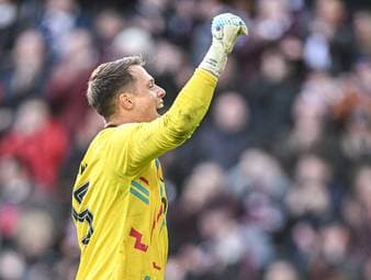 Sensation winkt - deutscher Torwart mittendrin