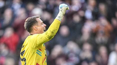 Alexander Schwolow führt mit Heart of Midlothian die Tabelle in Schottland an