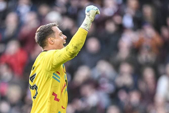 Sensation winkt - deutscher Torwart mittendrin