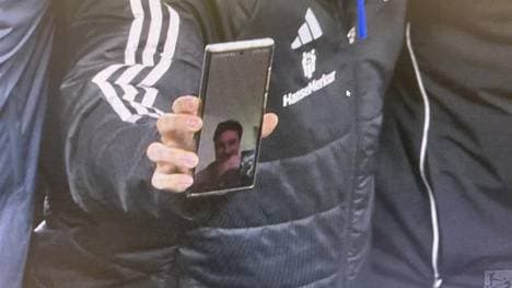 HSV-Trainer Merlin Polzin meldet sich nach dem 3:0-Erfolg per Videoanruf bei seiner Mannschaft