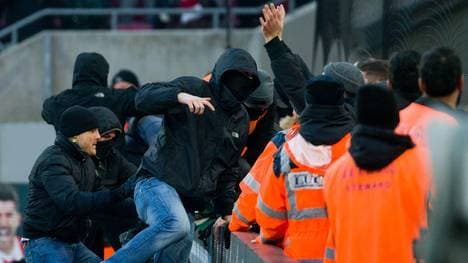 Im Rheinderby sind einige Vermummte beider Fan-Lager auf den Platz gestürmt.