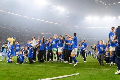 BVB mit "Aufstiegsgruß" für Schalke