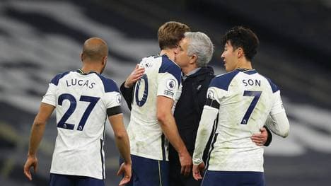 José Mourinho gratuliert seinen Spielern nach dem Sieg gegen Manchester City