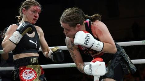 Schwer gezeichnet im ersten Kampf: Nina Meinke (l.)