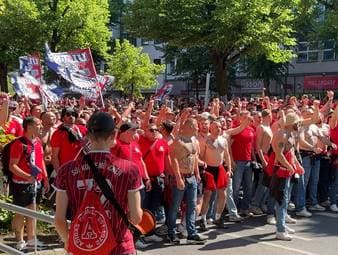 Die Bayern-Fans stimmen sich in Berlin auf das Pokalfinale gegen den VfB Stuttgart ein. 