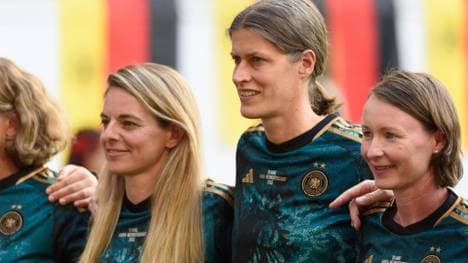 Garefrekes (M.) mit DFB-Sportdirektorin Nia Künzer (l.)