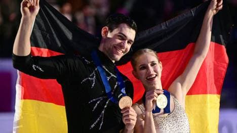 Hase/Volodin posieren mit der EM-Goldmedaille