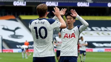 Harry Kane und Heung-min Son (v.l.) klatschen sich ab