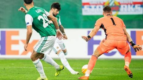 Bernd Leno (r.) sah bei der Führung für Rapid Wien nicht gut aus