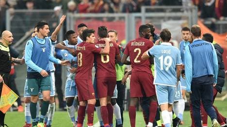 Kevin Strootman (M.) provozierte eine Rote Karte