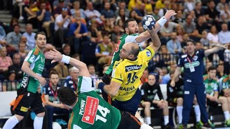 Handball-Bundesliga: Evgeni Pevnov von Hannover-Burgdorf verletzt, Evgeni Pevnov (links) im Duell mit Rafael Baena Gonzalez non den RN Löwen