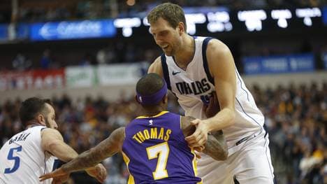 Ungleiches Duell: Dirk Nowitzki (2,13 Meter) gegen Isaiah Thomas (1,75 Meter)
