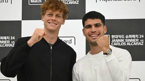 Carlos Alcaraz (r.) in Incheon mit seinem Daurrivlen Jannik Sinner