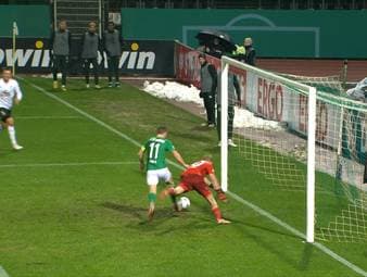 Nach Daniel Heuer Fernandes unterläuft jetzt St. Paulis Ersatzkeeper im DFB-Pokal ein bitteres Missgeschick mit Folgen. Seine Vorderleute sorgen am Ende aber trotzdem für einen souveränen Sieg.
