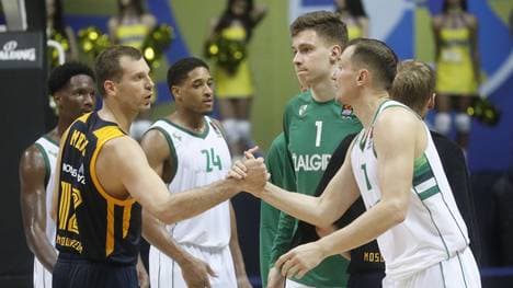 Khimki Moskau (in schwarz) trat mit nur sechs Profis an