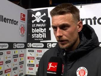 Michael Olise trifft bei Bayerns Auswärtsspiel gegen den FC St. Pauli. Bei seinem Jubel zieht der Flügelspieler den Unmut der heimischen Fans auf sich. 