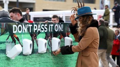 Das Coronavirus hat auch die Sportwelt - wie hier beim Cheltenham Festival der Reiter - fest im Griff