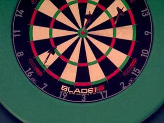 Nach Startschwierigkeiten setzt Stephen Bunting ein Ausrufezeichen. Durch ein wahnsinniges Finish rettet sich der Kultspieler sensationell zum Satzausgleich. Doch nur wenig später setzt der Altmeister noch einen drauf.