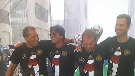 Joachim Löw und das Trainerteam beim Empfang in Berlin. ZUM DURCHKLICKEN: Die Bilder des Empfangs in Berlin