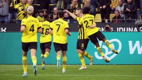 Die BVB-Kollegen feiern Niklas Süle für seinen Treffer gegen Stuttgart