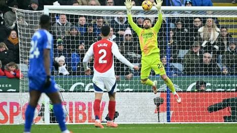 Arsenal-Torhüter David Raya klärt