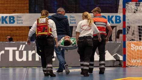 Füchse-Spieler Fabian Wiede muss im HBL-Spiel bei HBW Balingen-Weilstetten mit der Trage vom Feld gebracht werden