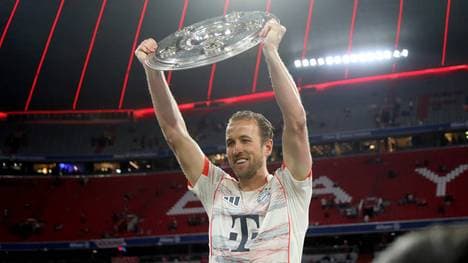Harry Kane stemmt erstmals die Meisterschale in die Höhe