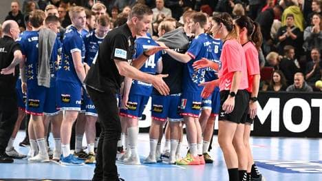 Bundestrainer Alfred Gislason (l.) im Gespräch mit den Schiedsrichterinnen Maike Merz und Tanja Kuttler