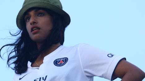 M.I.A. trägt im Video zum Song "Borders" ein abgewandeltes PSG-Trikot