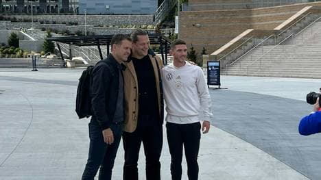 Bierhoff mit Markus Kuhn und Robin Gosens (v.l.n.r.)
