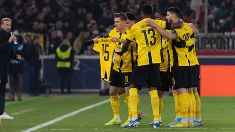 Lukasz Lakomy hält nach seinem Treffer das Trikot von Mitspieler Meschack Elia hoch