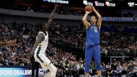 Dirk Nowitzki (r.) will seinen Vertrag bei den Dallas Mavericks bis 2019 erfüllen