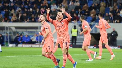 Der Doppelpack von Asano bringt wichtige Punkte 