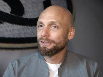 Die SV Elversberg spielt in der 2. Bundesliga um den Aufstieg mit. Im Winter haben die Saarländer trotzdem Top-Torschütze Younes Ebnoutalib an Eintracht Frankfurt verkauft. Sportvorstand Nils-Ole Book spricht über die Gründe für den Verkauf.